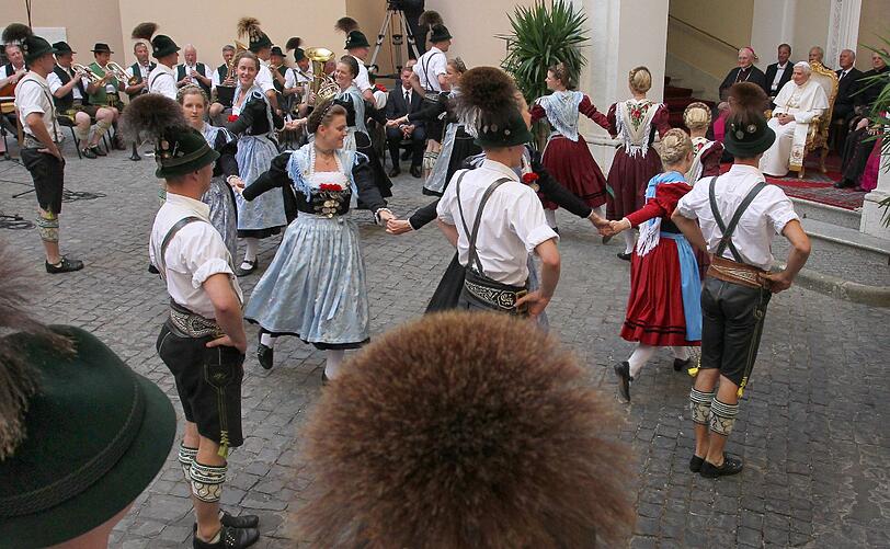Volksmusikanten, Trachtler und Gebirgsschützen haben für Papst Benedikt XVI. einen bayerischen Festabend in der päpstlichen Sommerresidenz in Castel Gandolfo veranstaltet.