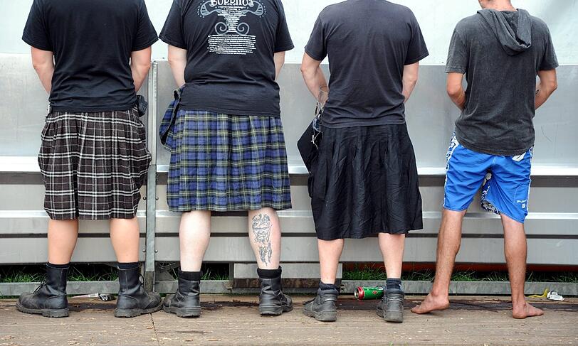 Wet T-Shirts, wilde Rocker, schräge Outfits: So verrückt war das Wacken-Festival 2011. wir zeigen die besten Bilder. EInfach weiterklicken!