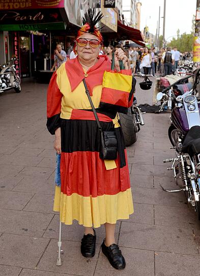 Aber auch auf der Reeperbahn ist man im Fußballfieber wie dieses Bild beweist.