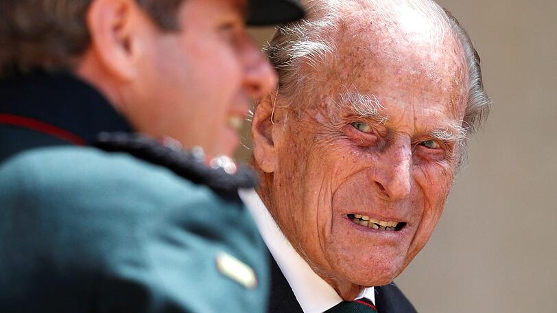 Prinz Philip spricht vor Schloss Windsor mit Tom Copinger-Symeas, Assistant Colonel Commandant.