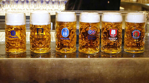 Die sechs großen Münchner Brauereien: Löwenbräu, Augustiner, Hofbräu, Hacker-Pschorr, Spaten und Paulaner (v.l.). Sie alle brauen ein spezielles Wiesnbier.