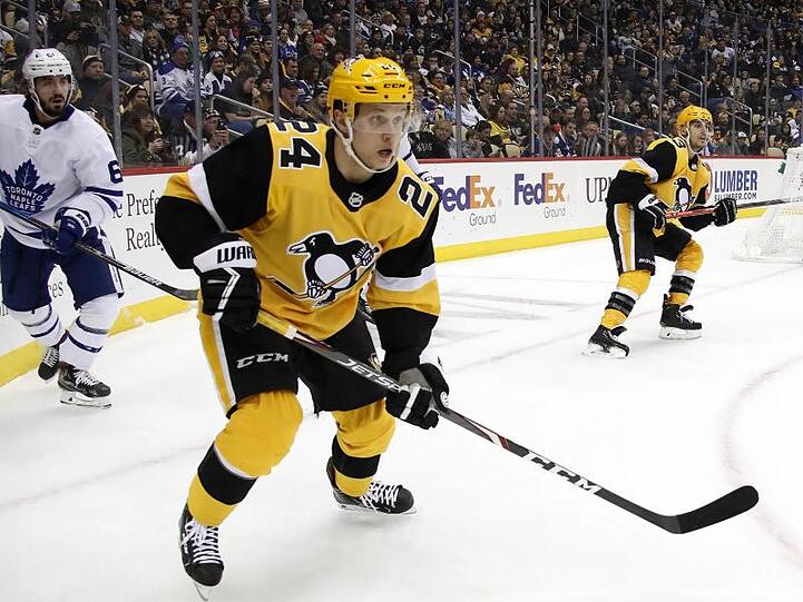 Dominik Kahun (M.) traf doppelt für die Penguins.