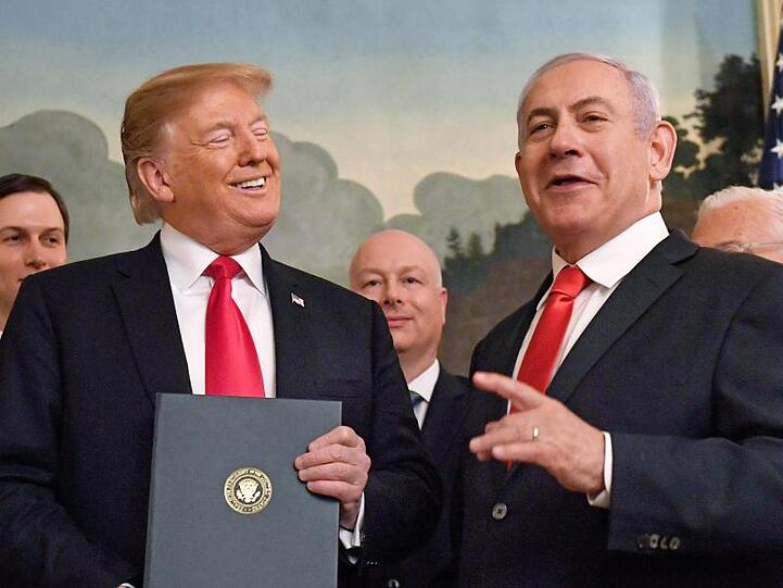Bestens aufgelegt: Israels Regierungschef Benjamin Netanjahu und US-Präsident Donald Trump bei der Zeremonie zur formellen Anerkennung der besetzten Golanhöhen als Staatsgebiet Israels durch die USA.