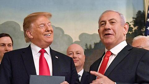 Bestens aufgelegt: Israels Regierungschef Benjamin Netanjahu und US-Präsident Donald Trump bei der Zeremonie zur formellen Anerkennung der besetzten Golanhöhen als Staatsgebiet Israels durch die USA.