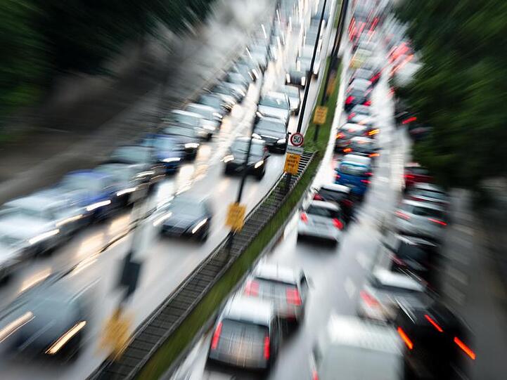 Der Verkehr staut sich. Foto: Matthias Balk/Archiv