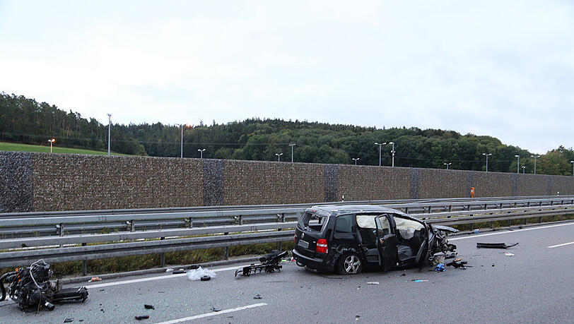 Ein beschädigtes Auto steht auf der A9 in Fahrtrichtung München.  Auf der Autobahn 9 ist am Sonntagmorgen im Landkreis Roth ein Autofahrer mit seinem Fahrzeug von hinten gegen einen Lastwagen geprallt und gestorben.