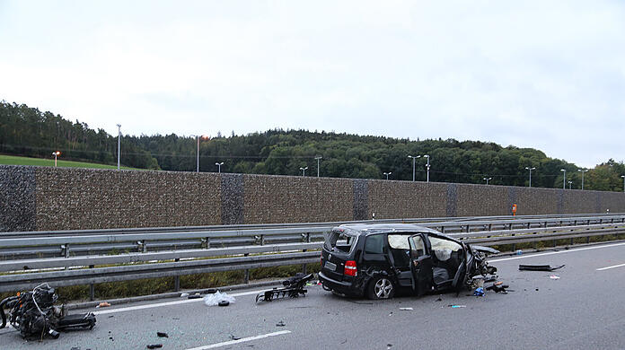 Ein beschädigtes Auto steht auf der A9 in Fahrtrichtung München.  Auf der Autobahn 9 ist am Sonntagmorgen im Landkreis Roth ein Autofahrer mit seinem Fahrzeug von hinten gegen einen Lastwagen geprallt und gestorben.