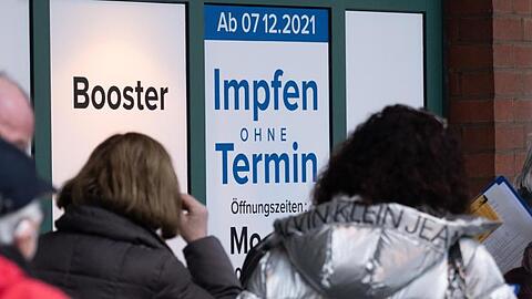 Menschen stehen in einer Schlange und warten auf eine Impfung gegen das Corona-Virus. (Archivbild).