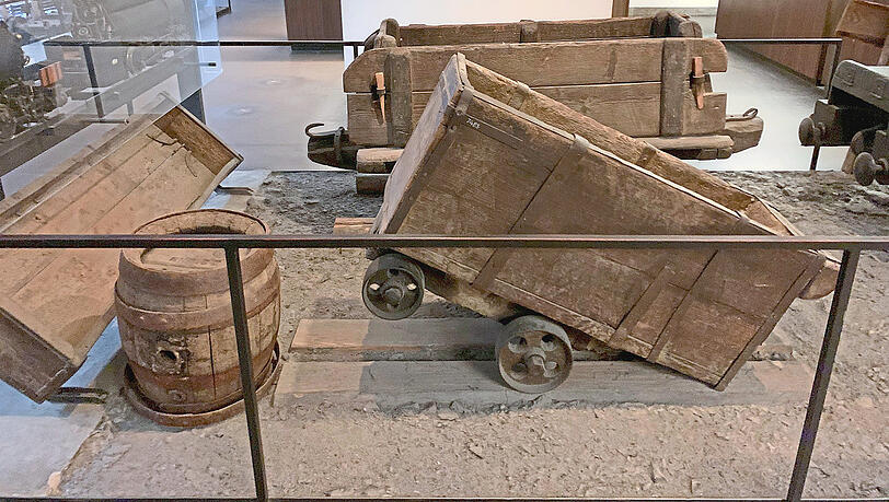 Die kleine Tonne ist nicht aufgefallen neben den alten Förderwagen. Die kleine Tonne ist nicht aufgefallen neben den alten Förderwagen.