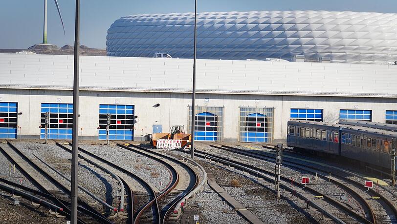 Die Halle 11 am Betriebshof Nord in Fröttmaning liegt nahe der Allianz Arena. Dort werden die Münchner U-Bahnen wieder sauber. Die Halle 11 am Betriebshof Nord in Fröttmaning liegt nahe der Allianz Arena. Dort werden die Münchner U-Bahnen wieder sauber.