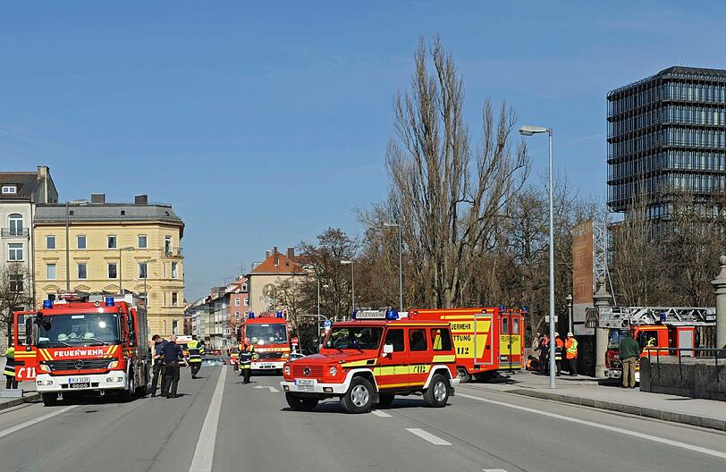 Die Feuerwehr sah den Mann in der Isar treiben.