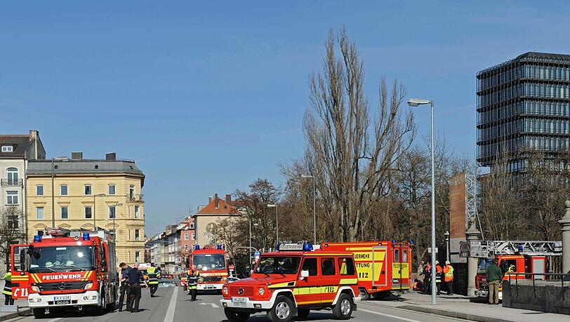 Die Feuerwehr sah den Mann in der Isar treiben. Die Feuerwehr sah den Mann in der Isar treiben.