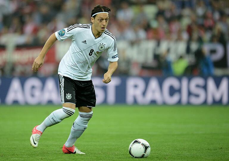 MESUT ÖZIL: NOTE 3 -
Schob den Ball zu lasch bei seiner Großchance (23.) - oft zu umständlich. Die von Löw erwartete Leistungsexplosion blieb aus, dennoch: viel agiler.
