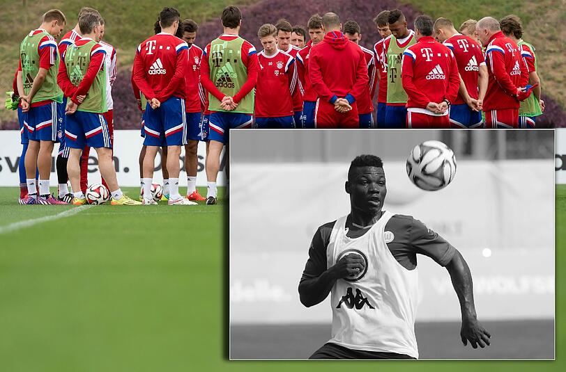 Eine stille Minute für Junior Malanda: Der FC Bayern trauerte schon im Trainingslager um den verstorbenen Fußballer des VfL Wolfsburg.