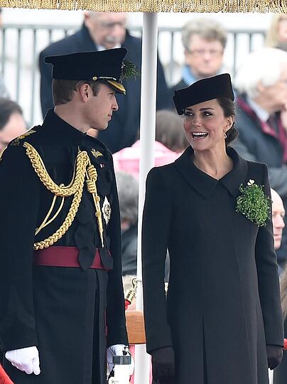 Herzogin Kate überreicht den Soldaten des Regiments Irish Guards am St. Patrick's Day  Sträußchen aus Kleeblättern