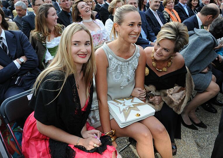 Gloria von Thurn und Taxis und ihre Töchter Maria-Theresia und Elisabeth