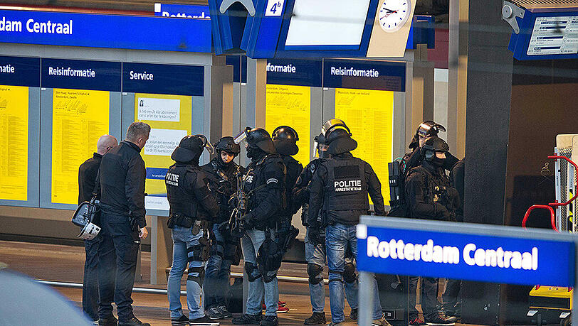 Polizeieinsatz in Rotterdam: In einem Thalys-Zug hat sich ein Mann in einem WC eingeschlossen. Polizeieinsatz in Rotterdam: In einem Thalys-Zug hat sich ein Mann in einem WC eingeschlossen.