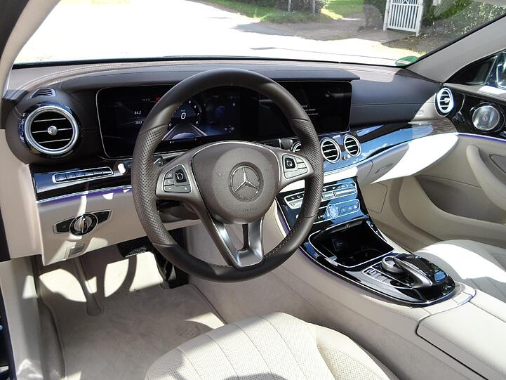 Beim Interieur setzt Mercedes bei der aktuellen E-Klasse in Sachen Bedienung, Materialwahl und Verarbeitung Maßstäbe.