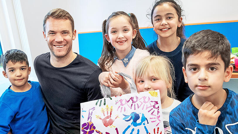 Der Torhüter hilft mit der "Manuel Neuer Kids Foundation" sozial benachteiligten Kindern und Jugendlichen.
