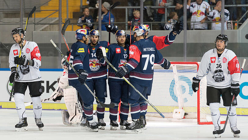 Mister Hattrick! Der Deutsch-Däne Mads Christensen (m.) erzielte beim 5:1-Sieg des EHC über Turku drei Treffer.