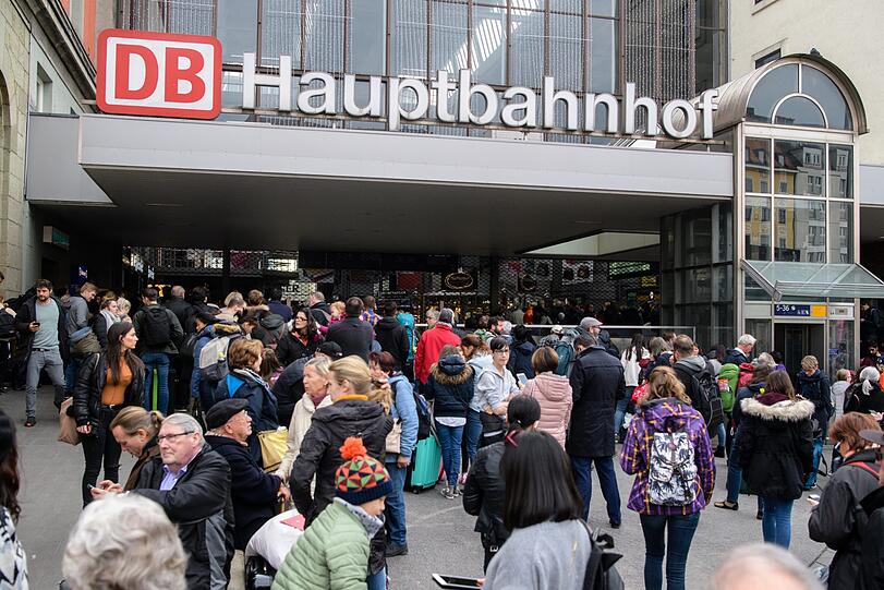 Wegen zweier verdächtiger Reisetaschen sind Teile des Hauptbahnhofs und des Ostbahnhofs in München gesperrt worden.