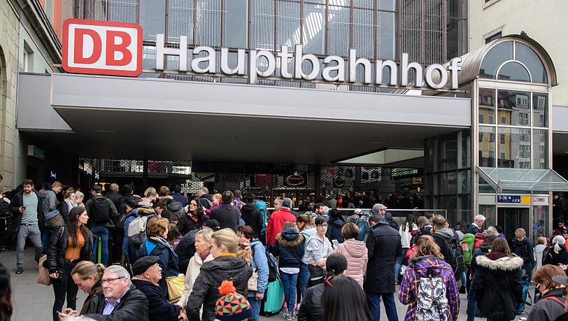 Wegen zweier verdächtiger Reisetaschen sind Teile des Hauptbahnhofs und des Ostbahnhofs in München gesperrt worden. Wegen zweier verdächtiger Reisetaschen sind Teile des Hauptbahnhofs und des Ostbahnhofs in München gesperrt worden.