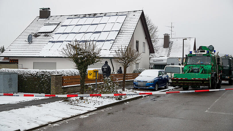Einsatzkräfte der Polizei am Anwesen der vermissten Ehepaars in Schnaittach.