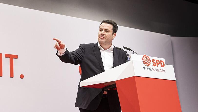Wurde beim Bundesparteitag der SPD am 6. Dezember mit 70,0 Prozent der Stimmen zum stellvertretenden Parteichef gewählt: Hubertus Heil, Bundesminister für Arbeit und Soziales. Wurde beim Bundesparteitag der SPD am 6. Dezember mit 70,0 Prozent der Stimmen zum stellvertretenden Parteichef gewählt: Hubertus Heil, Bundesminister für Arbeit und Soziales.