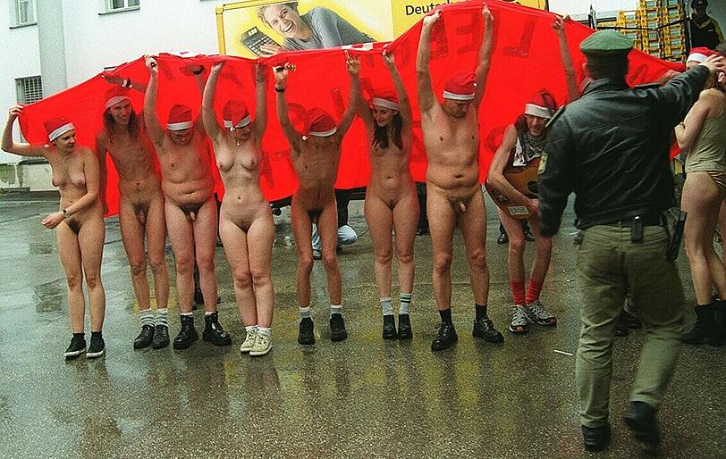 Noch älter ist diese Aufnahme: Der freizügige Protest fand 1999 statt - damals in der Maximilianstraße.