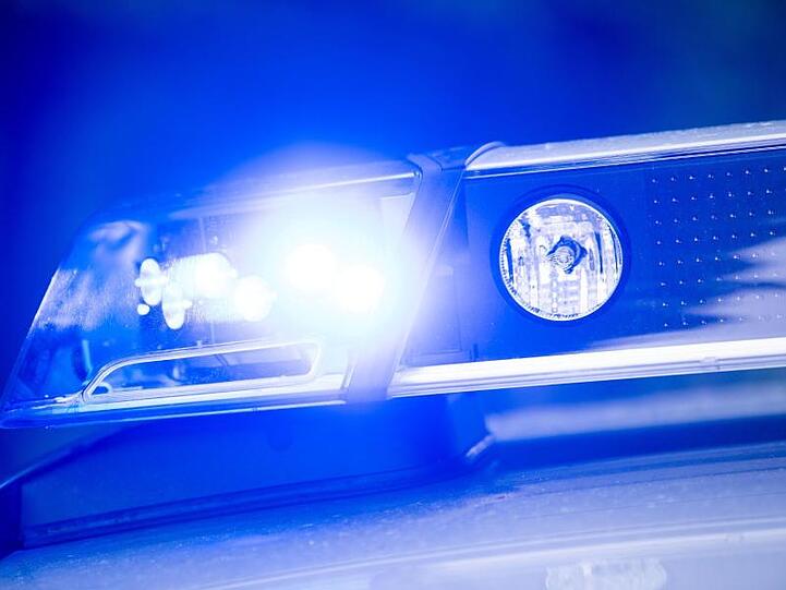 Ein Blaulicht leuchtet an einer Polizeistreife. Foto: Lino Mirgeler/dpa/Symbolbild