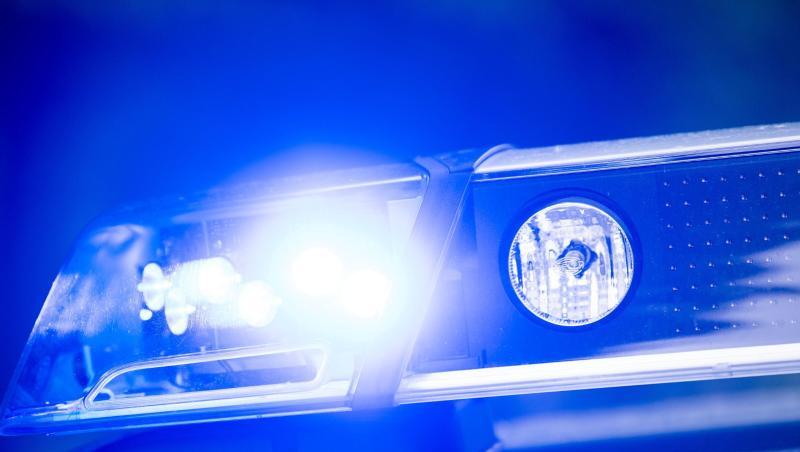 Ein Blaulicht leuchtet an einer Polizeistreife. Foto: Lino Mirgeler/dpa/Symbolbild Ein Blaulicht leuchtet an einer Polizeistreife. Foto: Lino Mirgeler/dpa/Symbolbild