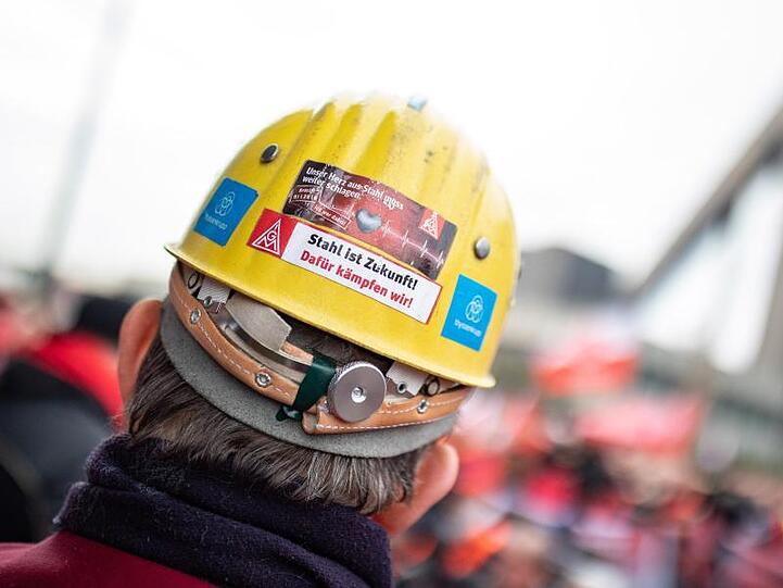 &bdquo;Stahl ist Zukunft- dafür kämpfen wir" steht auf einem Helm eines Stahlmitarbeiters von Thyssenkrupp.