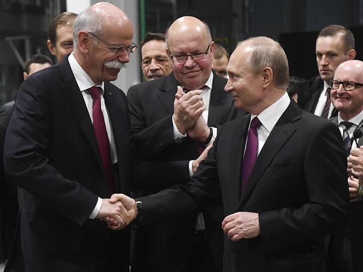 Daimler-Chef Dieter Zetsche, Russlands Präsident Wladimir Putin und Wirtschaftsminister Peter Altmaier bei der Eröffnung des Mercedes-Benz Werks im Industriepark Yesipovo bei Moskau.