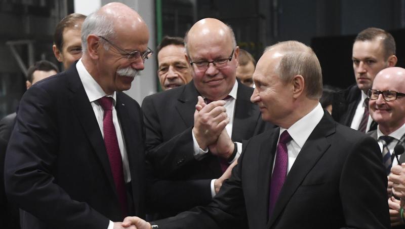 Daimler-Chef Dieter Zetsche, Russlands Präsident Wladimir Putin und Wirtschaftsminister Peter Altmaier bei der Eröffnung des Mercedes-Benz Werks im Industriepark Yesipovo bei Moskau. Daimler-Chef Dieter Zetsche, Russlands Präsident Wladimir Putin und Wirtschaftsminister Peter Altmaier bei der Eröffnung des Mercedes-Benz Werks im Industriepark Yesipovo bei Moskau.