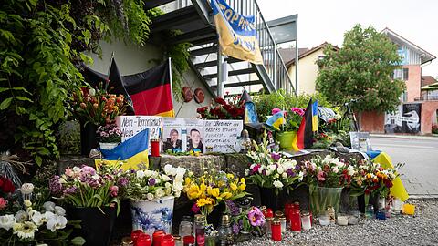Am Tatort wurden damals Blumen niedergelegt für die beiden getöteten ukrainischen Soldaten. Nun wurde Mordanklage gegen einen Russen erhoben. (Archivbild)