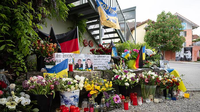 Am Tatort wurden damals Blumen niedergelegt für die beiden getöteten ukrainischen Soldaten. Nun wurde Mordanklage gegen einen Russen erhoben. (Archivbild)