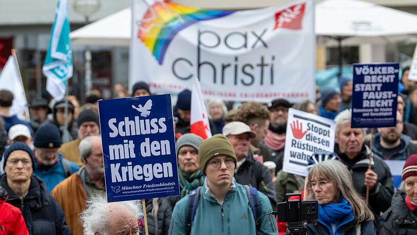 Jung und Alt haben sich heute bei der Kundgebung zum Ostermarsch auf dem M&uuml;nchner Marienplatz versammelt.
