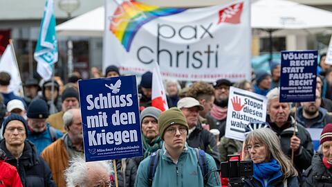 Jung und Alt haben sich heute bei der Kundgebung zum Ostermarsch auf dem M&uuml;nchner Marienplatz versammelt.