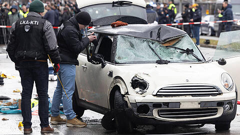 Die Polizei untersucht den Mini Cooper am Tag des Anschlags.