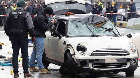 Die Polizei untersucht den Mini Cooper am Tag des Anschlags.