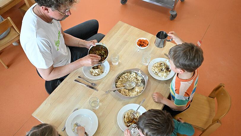 Auch für gemeinsames Mittagessen in Kita oder Schulen stellt das Bildungs- und Teilhabepakets Gelder zur Verfügung. Laut einer Analyse aber werden sie zu wenig abgerufen. (Archivbild) Auch für gemeinsames Mittagessen in Kita oder Schulen stellt das Bildungs- und Teilhabepakets Gelder zur Verfügung. Laut einer Analyse aber werden sie zu wenig abgerufen. (Archivbild)