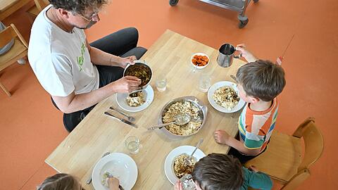 Auch f&uuml;r gemeinsames Mittagessen in Kita oder Schulen stellt das Bildungs- und Teilhabepakets Gelder zur Verf&uuml;gung. Laut einer Analyse aber werden sie zu wenig abgerufen. (Archivbild)