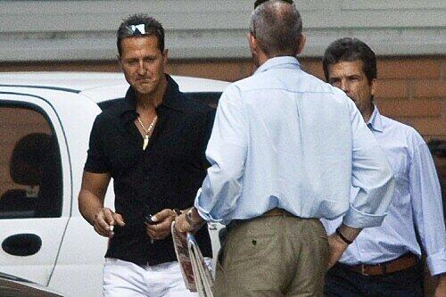 Kommt nach dem Krankenbenbesuch bei Massa aus der Klinik: Michael Schumacher.
