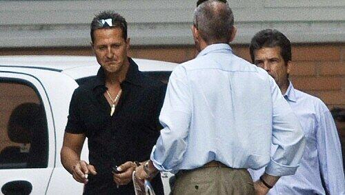 Kommt nach dem Krankenbenbesuch bei Massa aus der Klinik: Michael Schumacher. Kommt nach dem Krankenbenbesuch bei Massa aus der Klinik: Michael Schumacher.