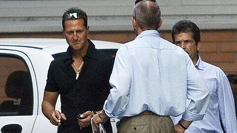 Kommt nach dem Krankenbenbesuch bei Massa aus der Klinik: Michael Schumacher.