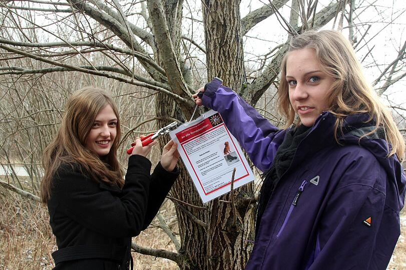 Jagd auf den Hundehasser! Die Germeringer Polizei und die beiden Praktikantinnen Alexandra und Sarah haben ein Plakat entworfen, das Hundebesitzer warnen soll.