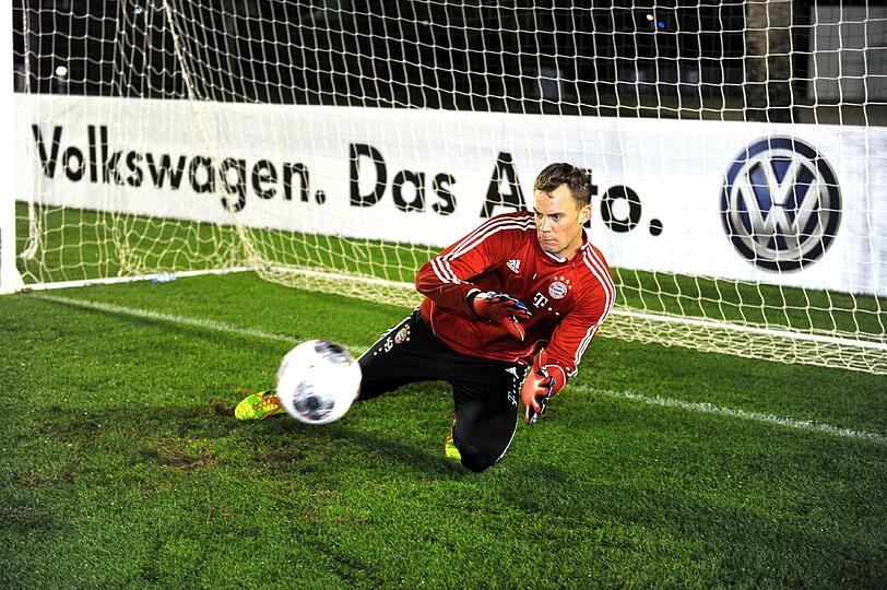 Spaß im Trainingslager: Kinder treten gegen Manuel Neuer im Elfmeterschießen an.
