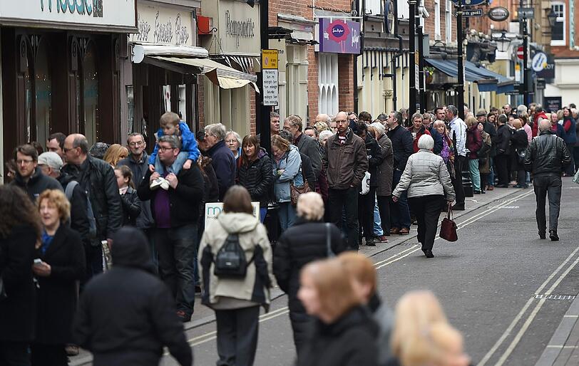 Der in der Kathedrale von Leicester aufgebahrte Sarg des früheren Königs Richard III. ist zum Publikumsmagneten geworden.