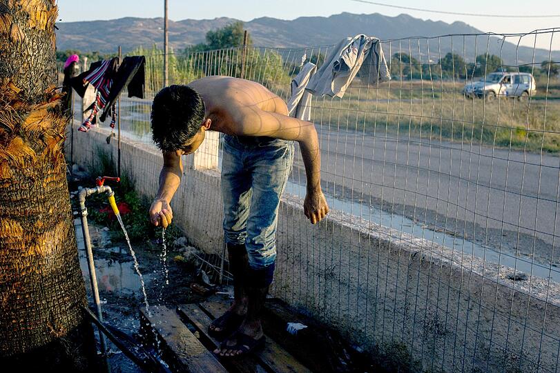 Mit Schlauchbooten kommen die Flüchtlinge von der Türkei auf die EU-Insel Kos. Dort warten sie unter menschenunwürdigen Umständen auf ihre Registrierung.