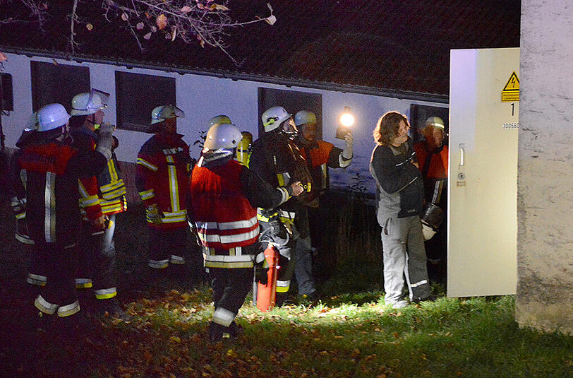 Bilder vom Feuerwehreinsatz in Pauluszell. Durch einen technischen Defekt kam es zum Brand einer Trafostation.